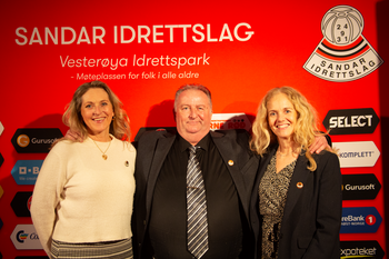 Eva Krossøy, Morten Hem og Laila Mikalsen ble tildelt hedersmerke fra merkekomiteen i Sandar IL i 2024. 